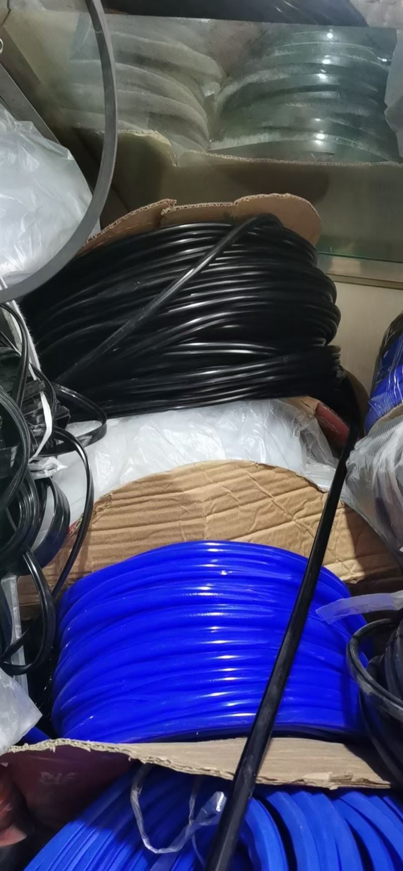 廠家維修銷售門窗，換合頁把手密封條。定做紗窗，軟包防盜門，