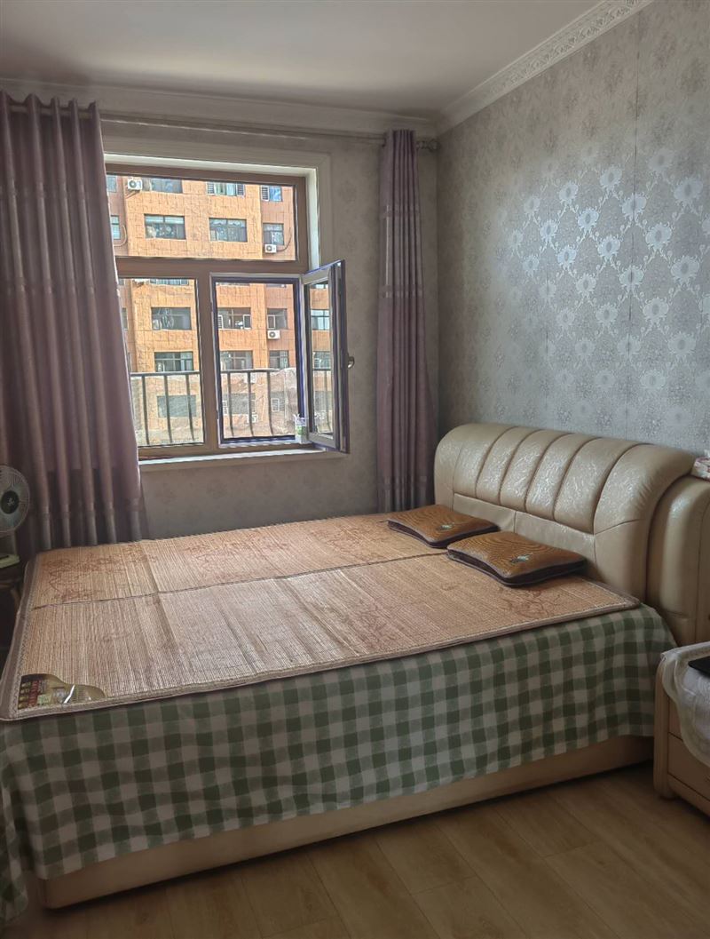 出售歐洲新城二期32號(hào)樓高層面積106帶負(fù)一層車庫(kù)售價(jià)60萬(wàn)不議價(jià)，有意者聯(lián)系15946412929